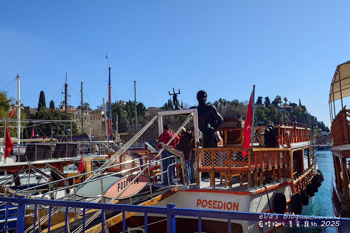 【土耳其蜜月旅遊】Antalya 安塔利亞|羅馬海港、卡雷奇歷史街區(老城區)、哈德良門與鐘樓,從古代延續至今的重要港口城市。土耳其景點 - 第14張圖 安塔利亞羅馬海港海盜船船身細節,裝飾著海神造型雕塑