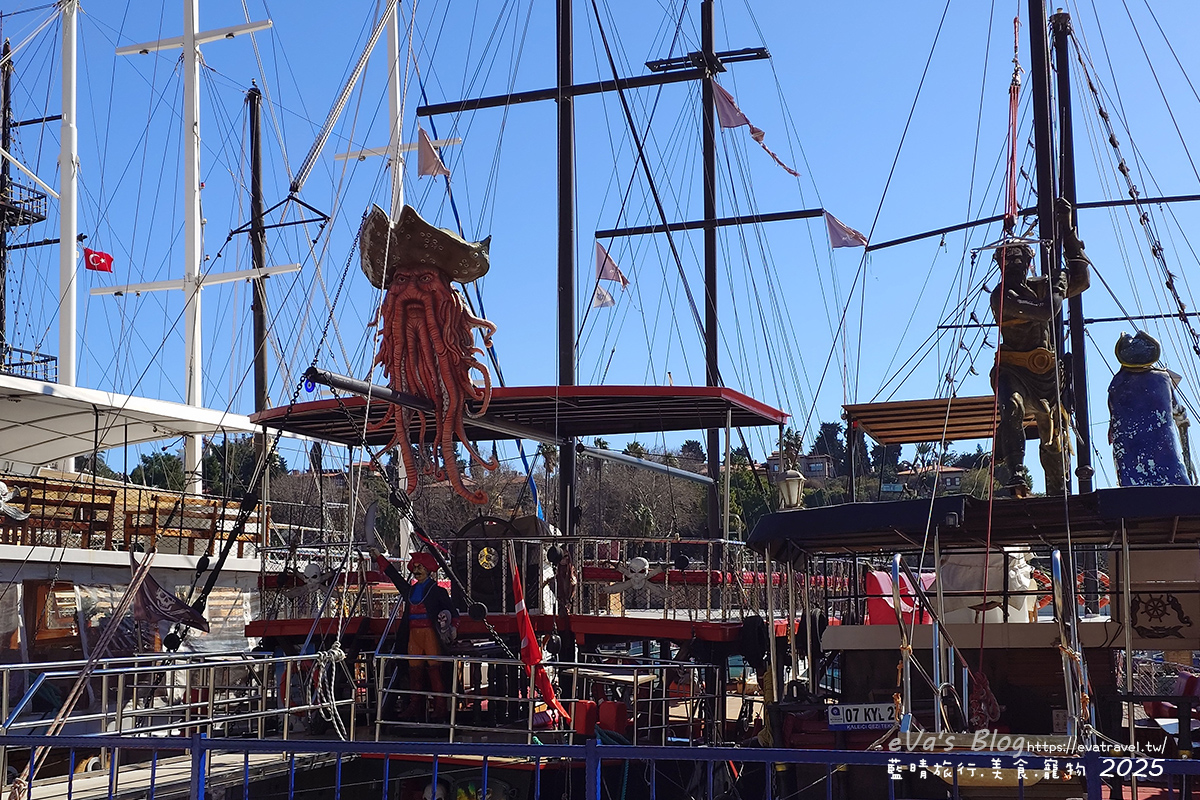 【土耳其蜜月旅遊】Antalya 安塔利亞|羅馬海港、卡雷奇歷史街區(老城區)、哈德良門與鐘樓,從古代延續至今的重要港口城市。土耳其景點 - 第13張圖 安塔利亞羅馬海港海盜船船身裝飾,呈現深海閻王主題造型