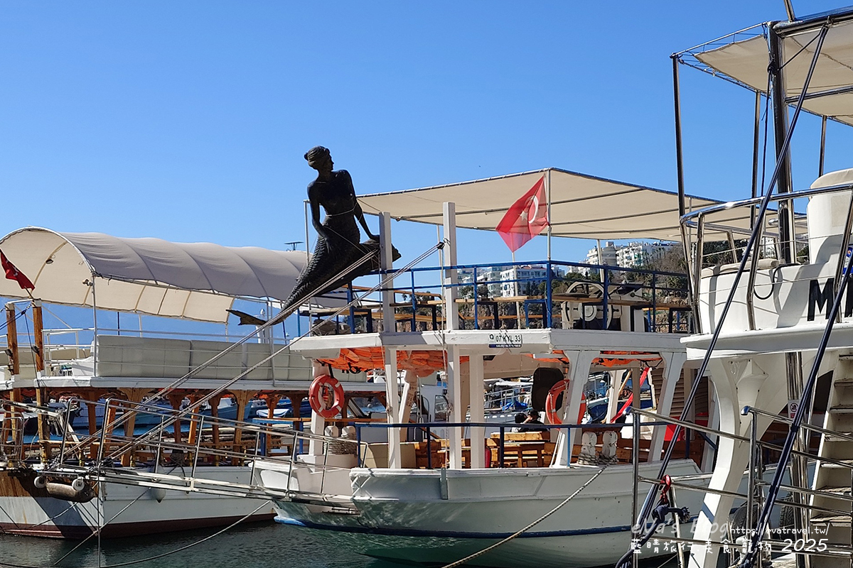 【土耳其蜜月旅遊】Antalya 安塔利亞|羅馬海港、卡雷奇歷史街區(老城區)、哈德良門與鐘樓,從古代延續至今的重要港口城市。土耳其景點 - 第15張圖 安塔利亞羅馬海港白色遊艇裝飾,小美人魚造型吸引目光