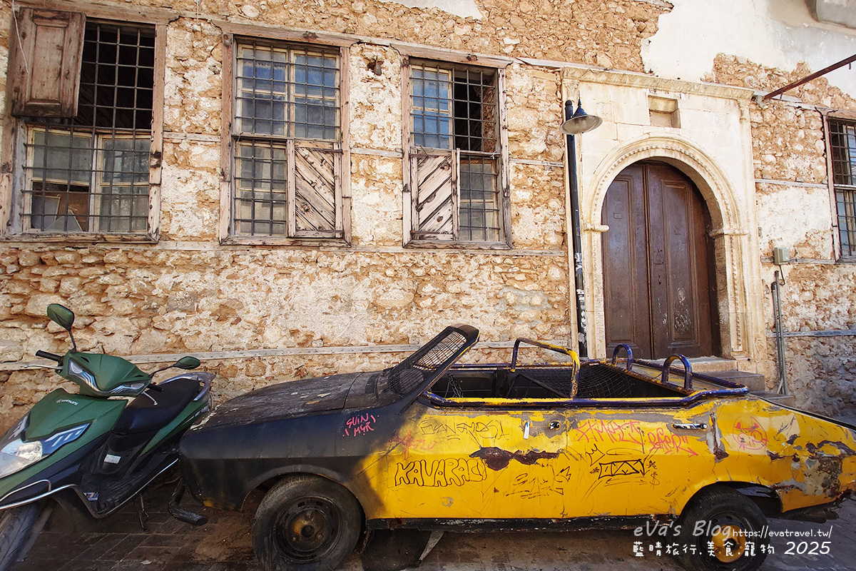 【土耳其蜜月旅遊】Antalya 安塔利亞|羅馬海港、卡雷奇歷史街區(老城區)、哈德良門與鐘樓,從古代延續至今的重要港口城市。土耳其景點 - 第26張圖 卡雷奇老城建築前擺放廢棄老車,營造彷彿電影場景的街區氛圍