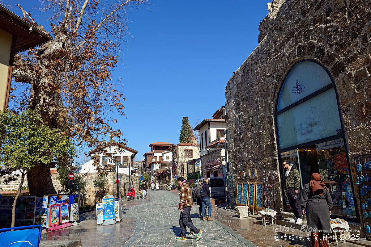 【土耳其蜜月旅遊】Antalya 安塔利亞|羅馬海港、卡雷奇歷史街區(老城區)、哈德良門與鐘樓,從古代延續至今的重要港口城市。土耳其景點 - 第34張圖 安塔利亞卡雷奇老城內的現代街道空間,新舊城市樣貌交錯