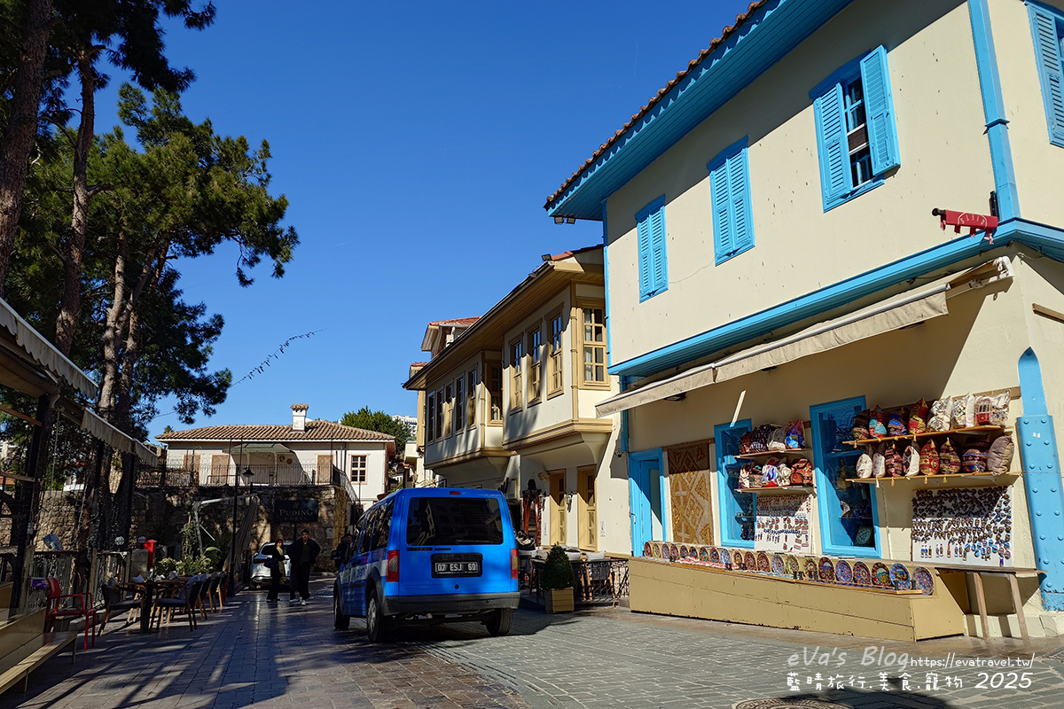 【土耳其蜜月旅遊】Antalya 安塔利亞|羅馬海港、卡雷奇歷史街區(老城區)、哈德良門與鐘樓,從古代延續至今的重要港口城市。土耳其景點 - 第35張圖 卡雷奇歷史街區巷弄景色,展現老城與現代街道並存的日常畫面