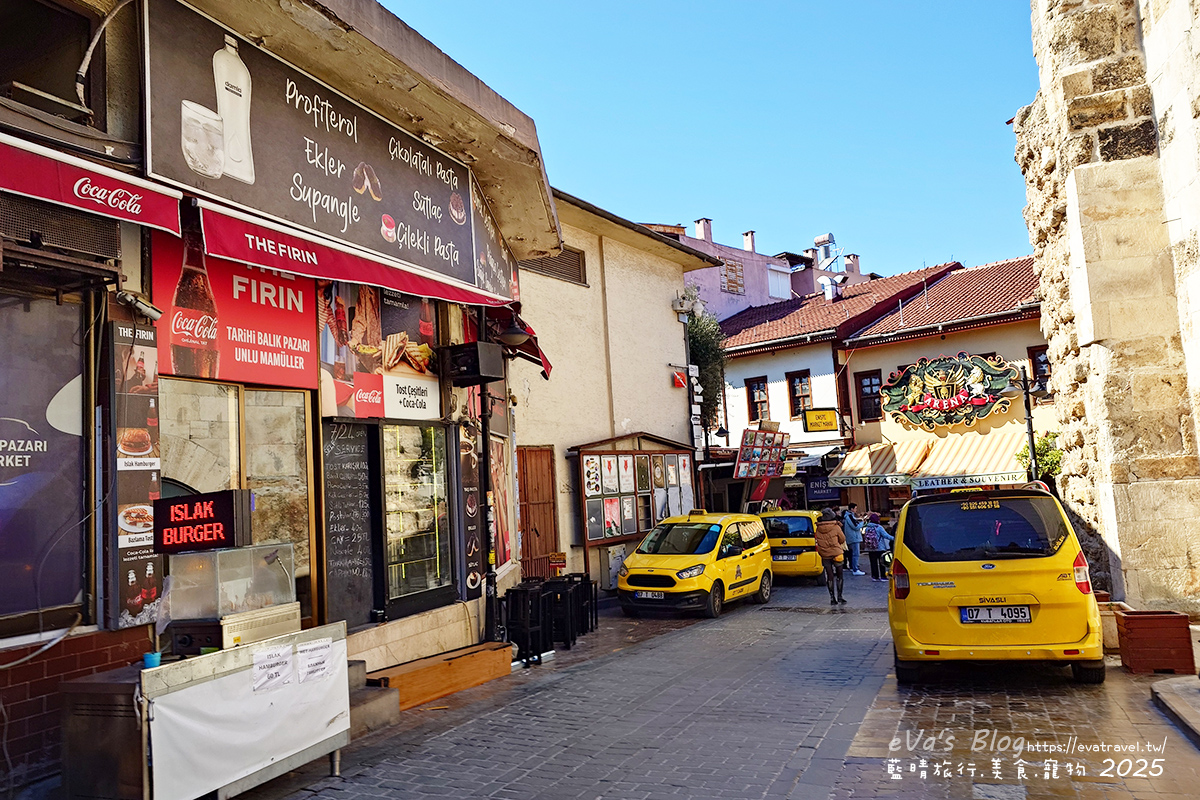 【土耳其蜜月旅遊】Antalya 安塔利亞|羅馬海港、卡雷奇歷史街區(老城區)、哈德良門與鐘樓,從古代延續至今的重要港口城市。土耳其景點 - 第36張圖 卡雷奇歷史街區街道上聚集的餐廳與咖啡廳,充滿生活氣息