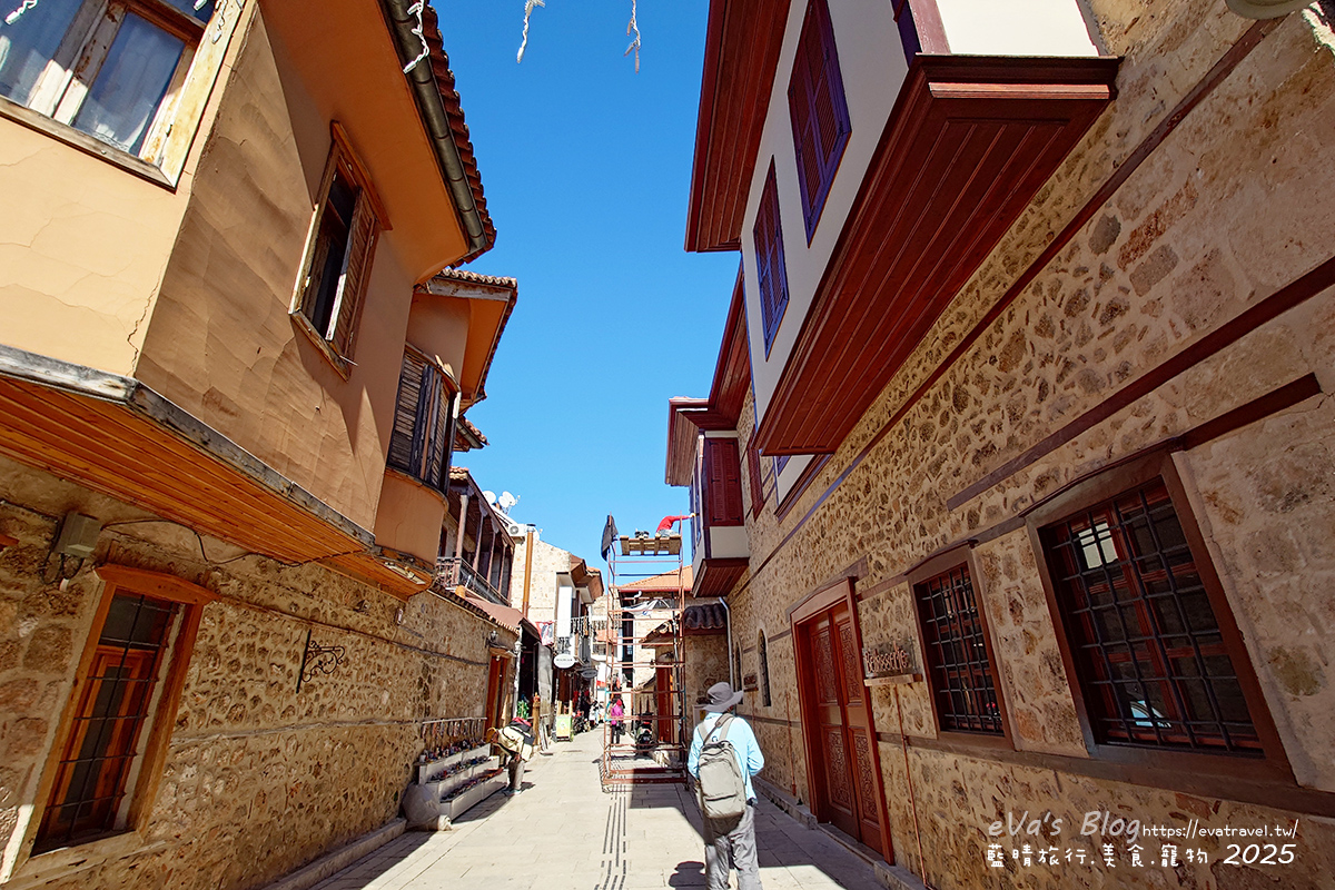 【土耳其蜜月旅遊】Antalya 安塔利亞|羅馬海港、卡雷奇歷史街區(老城區)、哈德良門與鐘樓,從古代延續至今的重要港口城市。土耳其景點 - 第37張圖 卡雷奇老城街區的紀念品店,販售各式土耳其旅遊商品