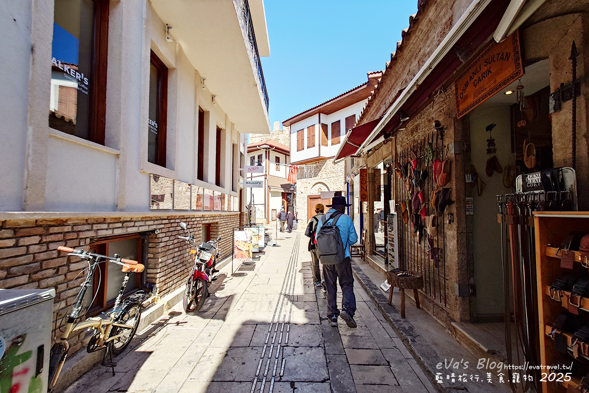 【土耳其蜜月旅遊】Antalya 安塔利亞|羅馬海港、卡雷奇歷史街區(老城區)、哈德良門與鐘樓,從古代延續至今的重要港口城市。土耳其景點 - 第38張圖 卡雷奇歷史街區皮飾店街景,呈現老城商店日常風貌