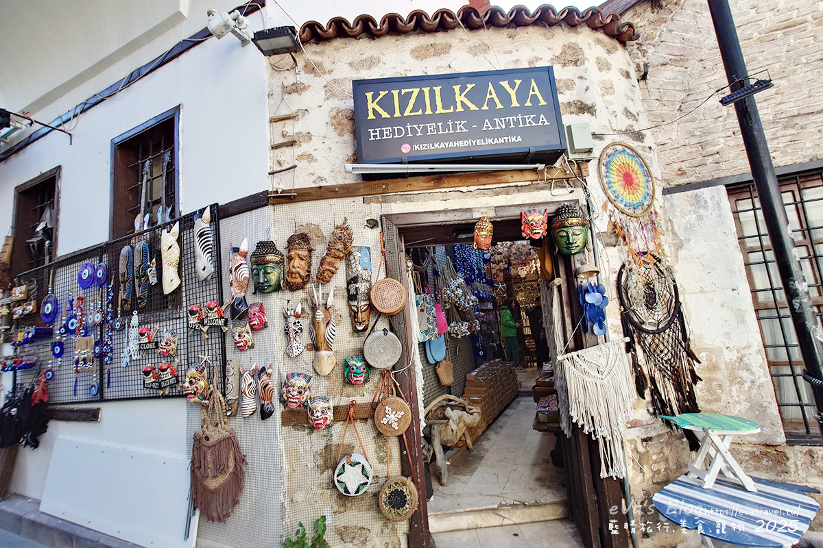【土耳其蜜月旅遊】Antalya 安塔利亞|羅馬海港、卡雷奇歷史街區(老城區)、哈德良門與鐘樓,從古代延續至今的重要港口城市。土耳其景點 - 第46張圖 KIZILKAYA 古物小店外觀,位於安塔利亞卡雷奇歷史街區