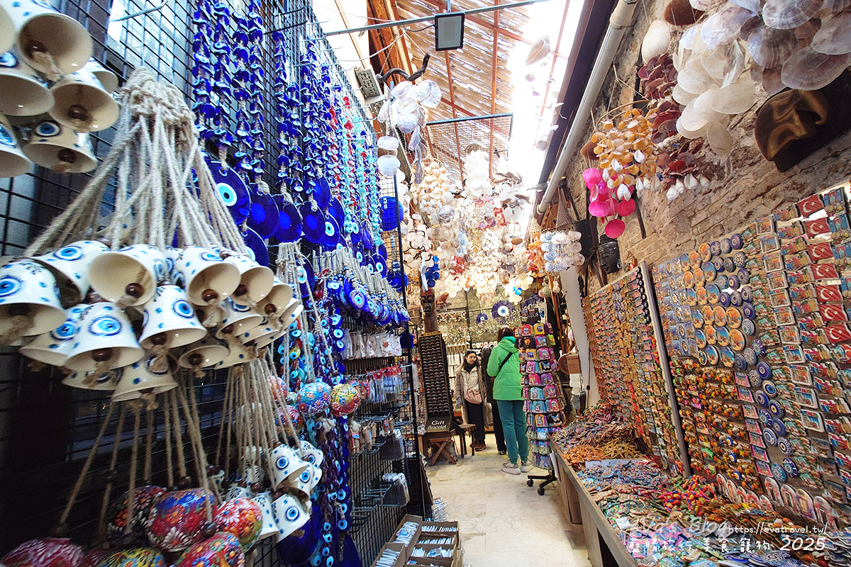 【土耳其蜜月旅遊】Antalya 安塔利亞|羅馬海港、卡雷奇歷史街區(老城區)、哈德良門與鐘樓,從古代延續至今的重要港口城市。土耳其景點 - 第47張圖 KIZILKAYA 店內陳列的土耳其裝飾物與古董商品