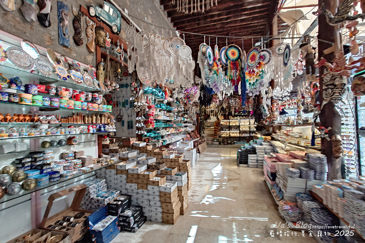 【土耳其蜜月旅遊】Antalya 安塔利亞|羅馬海港、卡雷奇歷史街區(老城區)、哈德良門與鐘樓,從古代延續至今的重要港口城市。土耳其景點 - 第48張圖 KIZILKAYA 古物小店內販售的土耳其飾品與生活用品