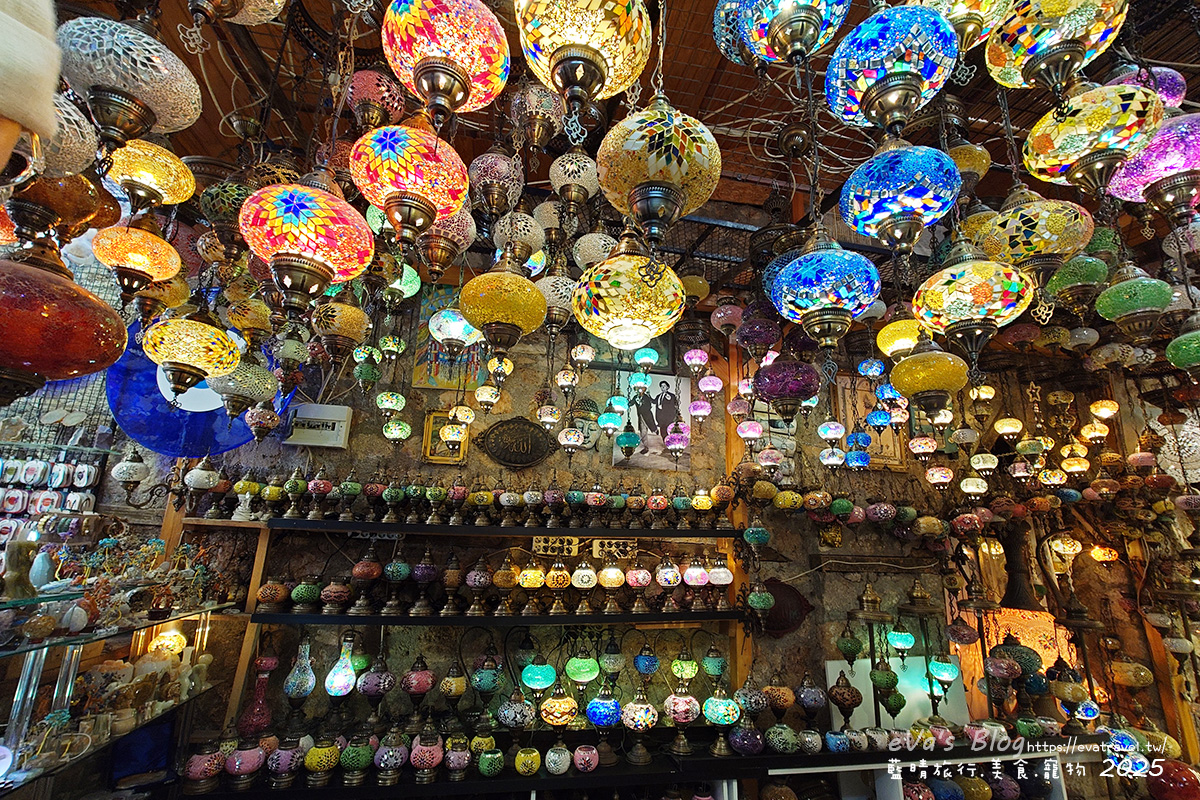 【土耳其蜜月旅遊】Antalya 安塔利亞|羅馬海港、卡雷奇歷史街區(老城區)、哈德良門與鐘樓,從古代延續至今的重要港口城市。土耳其景點 - 第45張圖 KIZILKAYA 店內土耳其燈飾展示,色彩與光影交織的空間畫面