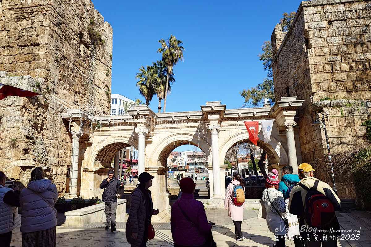 【土耳其蜜月旅遊】Antalya 安塔利亞|羅馬海港、卡雷奇歷史街區(老城區)、哈德良門與鐘樓,從古代延續至今的重要港口城市。土耳其景點 - 第59張圖 安塔利亞哈德良門全景,位於兩座塔樓之間,由三個拱形門洞構成
