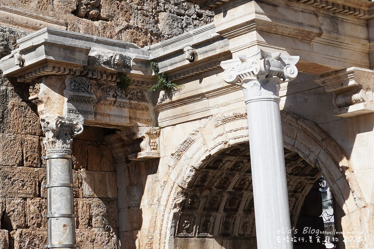 【土耳其蜜月旅遊】Antalya 安塔利亞|羅馬海港、卡雷奇歷史街區(老城區)、哈德良門與鐘樓,從古代延續至今的重要港口城市。土耳其景點 - 第61張圖 安塔利亞哈德良門裝飾細節,可見玫瑰花飾與棕櫚葉紋樣