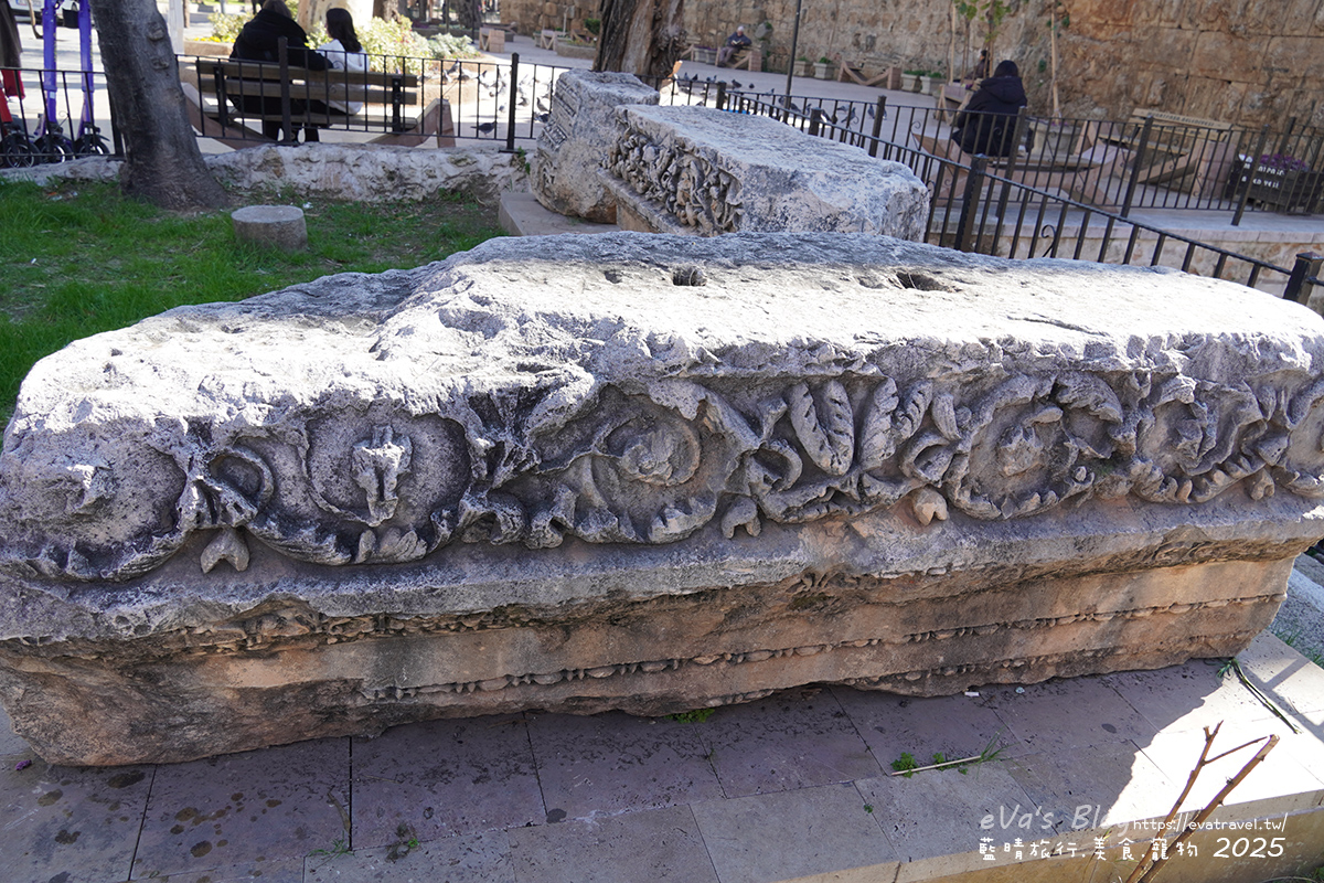 【土耳其蜜月旅遊】Antalya 安塔利亞|羅馬海港、卡雷奇歷史街區(老城區)、哈德良門與鐘樓,從古代延續至今的重要港口城市。土耳其景點 - 第62張圖 安塔利亞哈德良門石柱上的雕刻紋路與羅馬時期建築細節