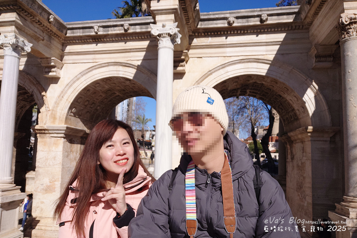 【土耳其蜜月旅遊】Antalya 安塔利亞|羅馬海港、卡雷奇歷史街區(老城區)、哈德良門與鐘樓,從古代延續至今的重要港口城市。土耳其景點 - 第63張圖 我和老公在安塔利亞哈德良門前合影,記錄老城重要地標