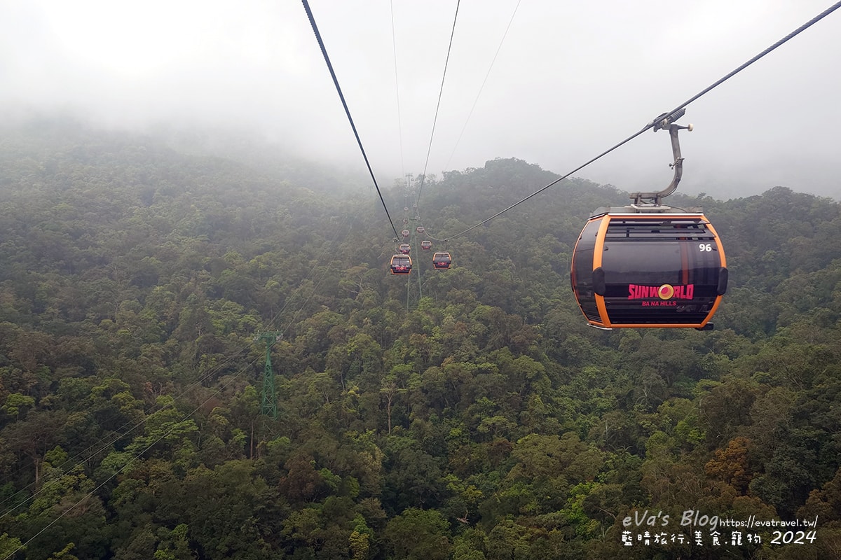 【越南旅遊】巴拿山 Ba Na Hills|法國村、黃金佛手橋、世界最長纜車,一座建在雲霧之上的空中樂園。越南景點 - 第14張圖 纜車上俯瞰巴拿山原始山林與山澗溪谷,綠意盎然