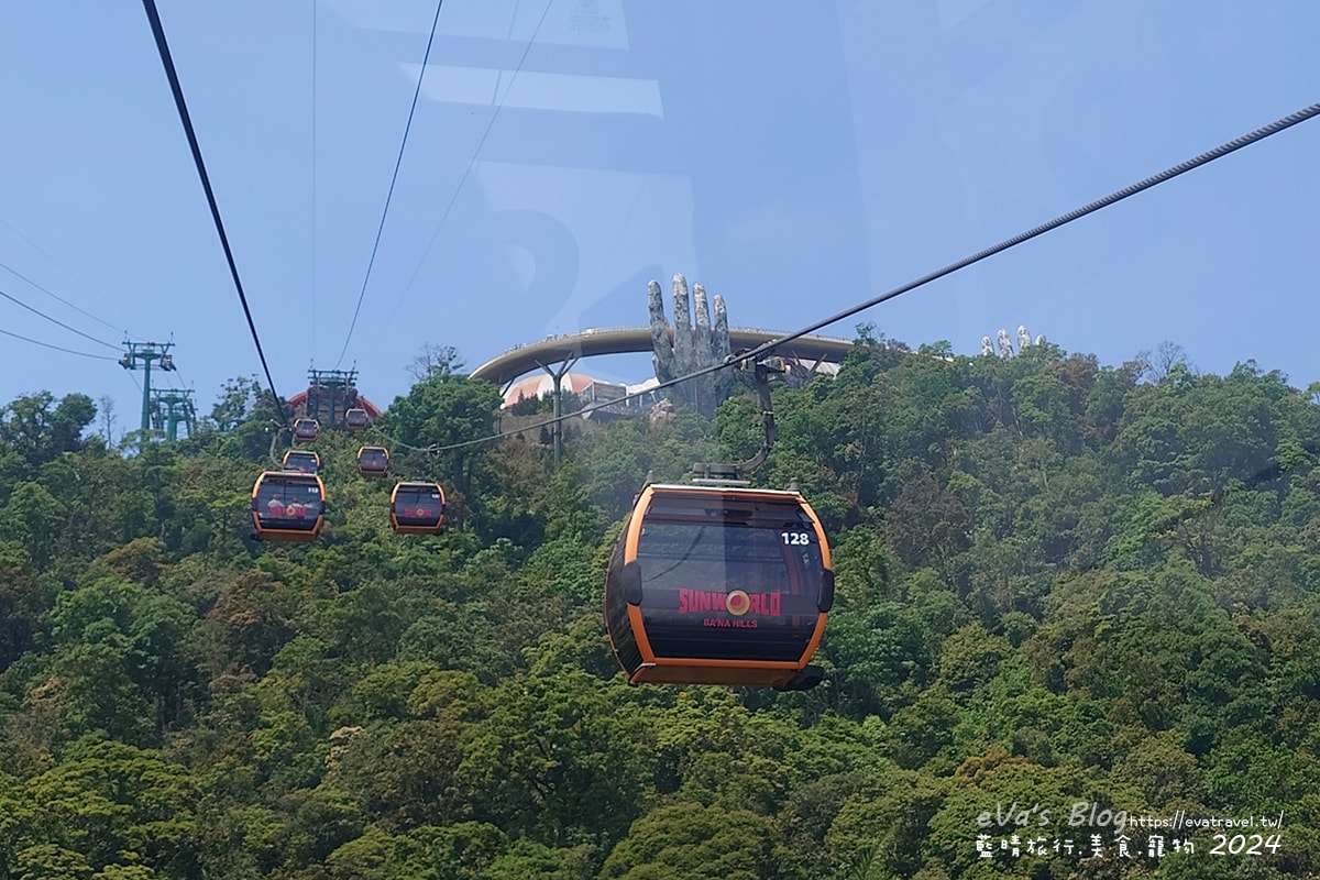 【越南旅遊】巴拿山 Ba Na Hills|法國村、黃金佛手橋、世界最長纜車,一座建在雲霧之上的空中樂園。越南景點 - 第15張圖 纜車遠眺巴拿山黃金佛手橋(金橋)全景