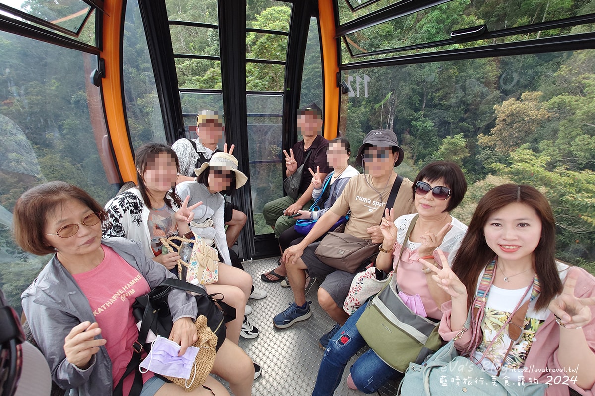 【越南旅遊】巴拿山 Ba Na Hills|法國村、黃金佛手橋、世界最長纜車,一座建在雲霧之上的空中樂園。越南景點 - 第16張圖 我們一行人在巴拿山纜車上合影留念