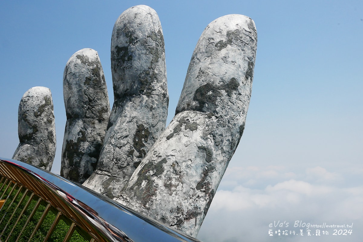 【越南旅遊】巴拿山 Ba Na Hills|法國村、黃金佛手橋、世界最長纜車,一座建在雲霧之上的空中樂園。越南景點 - 第22張圖 巨大的黃金佛手雕像彷彿從雲霧中伸出