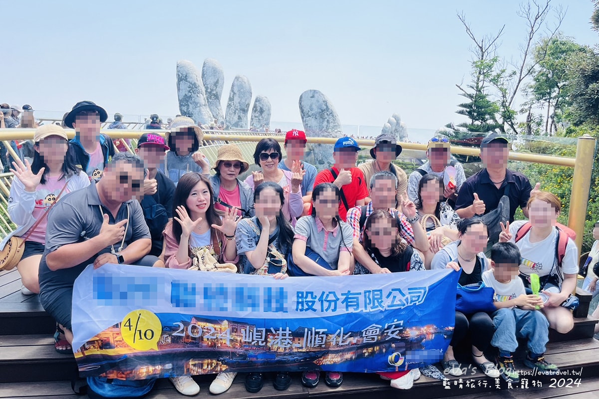 【越南旅遊】巴拿山 Ba Na Hills|法國村、黃金佛手橋、世界最長纜車,一座建在雲霧之上的空中樂園。越南景點 - 第25張圖 園區工作人員專業拍攝團體照,黃金佛手橋背景