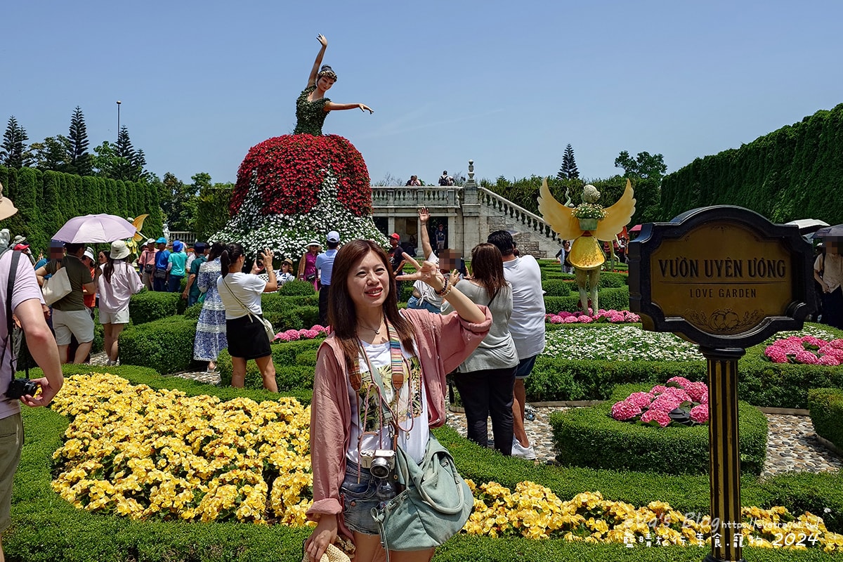 【越南旅遊】巴拿山 Ba Na Hills|法國村、黃金佛手橋、世界最長纜車,一座建在雲霧之上的空中樂園。越南景點 - 第33張圖 我在巴拿山夢溪花園拍照留念