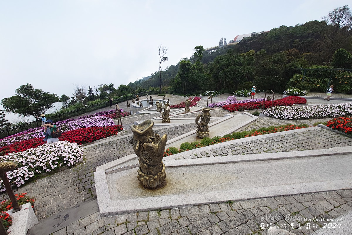 【越南旅遊】巴拿山 Ba Na Hills|法國村、黃金佛手橋、世界最長纜車,一座建在雲霧之上的空中樂園。越南景點 - 第46張圖 巴拿山愛情花園噴泉下坡水梯景觀