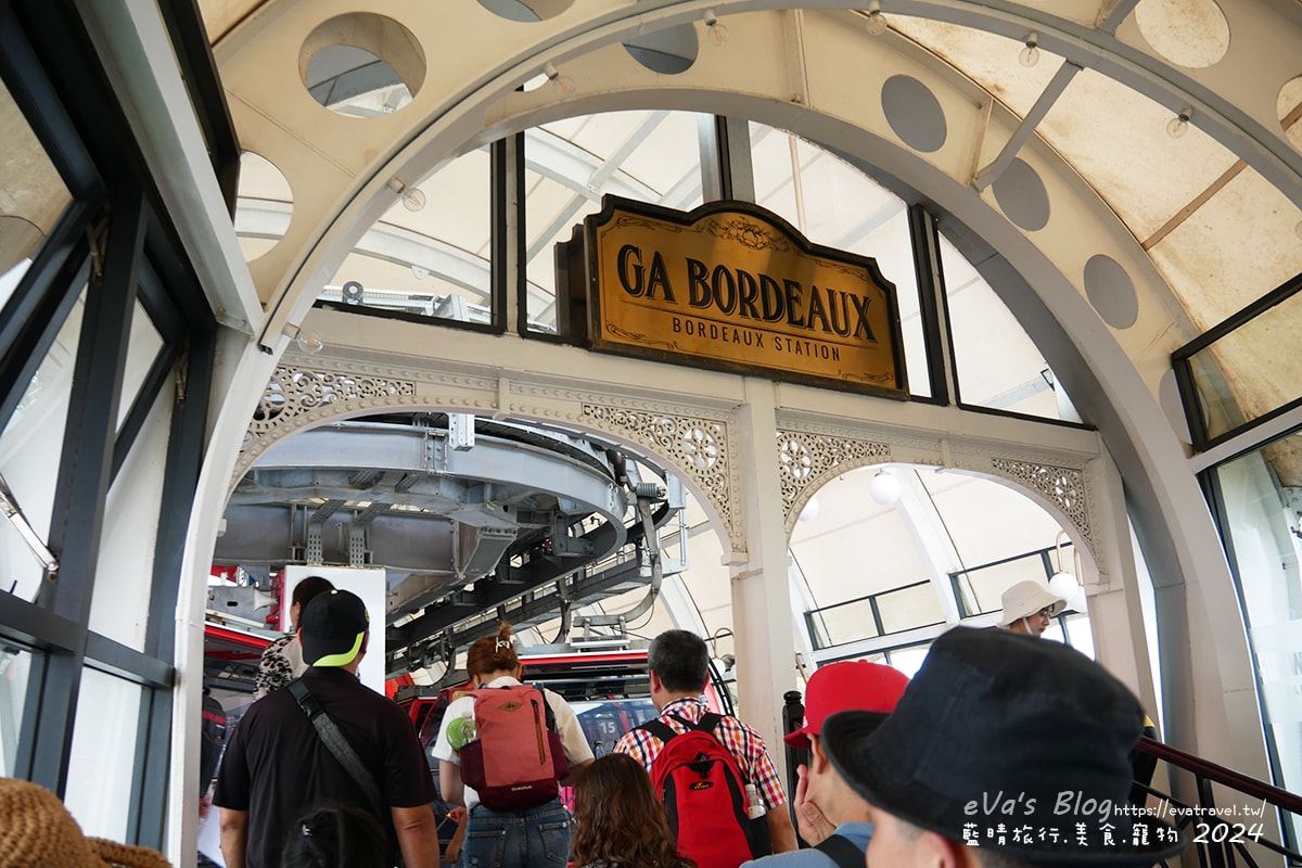 【越南旅遊】巴拿山 Ba Na Hills|法國村、黃金佛手橋、世界最長纜車,一座建在雲霧之上的空中樂園。越南景點 - 第52張圖 準備搭乘巴拿山第二段纜車前往B1月亮城堡