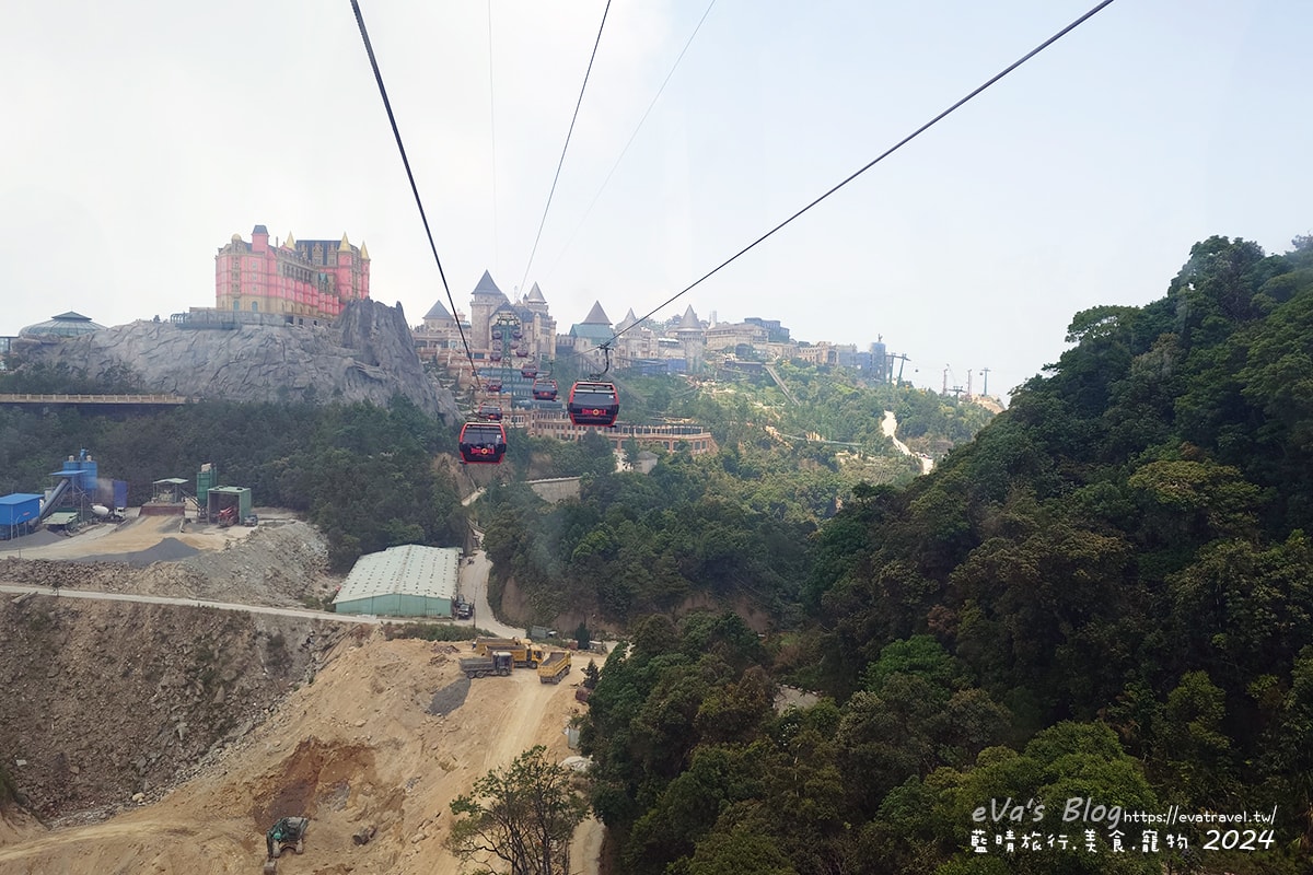 【越南旅遊】巴拿山 Ba Na Hills|法國村、黃金佛手橋、世界最長纜車,一座建在雲霧之上的空中樂園。越南景點 - 第51張圖 纜車上俯瞰巴拿山歐式城堡區與施工區