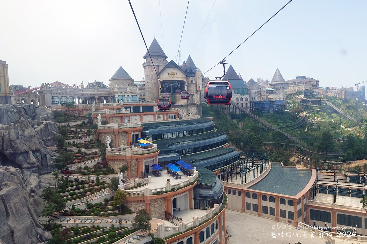 【越南旅遊】巴拿山 Ba Na Hills|法國村、黃金佛手橋、世界最長纜車,一座建在雲霧之上的空中樂園。越南景點 - 第50張圖 纜車上看到巴拿山城堡童話故事氛圍