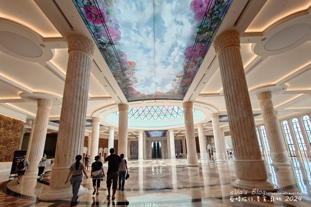 【越南旅遊】巴拿山 Ba Na Hills|法國村、黃金佛手橋、世界最長纜車,一座建在雲霧之上的空中樂園。越南景點 - 第57張圖 巴拿山歐式宮殿風格室內大廳,彩繪花卉天花板與圓頂玻璃穹頂設計