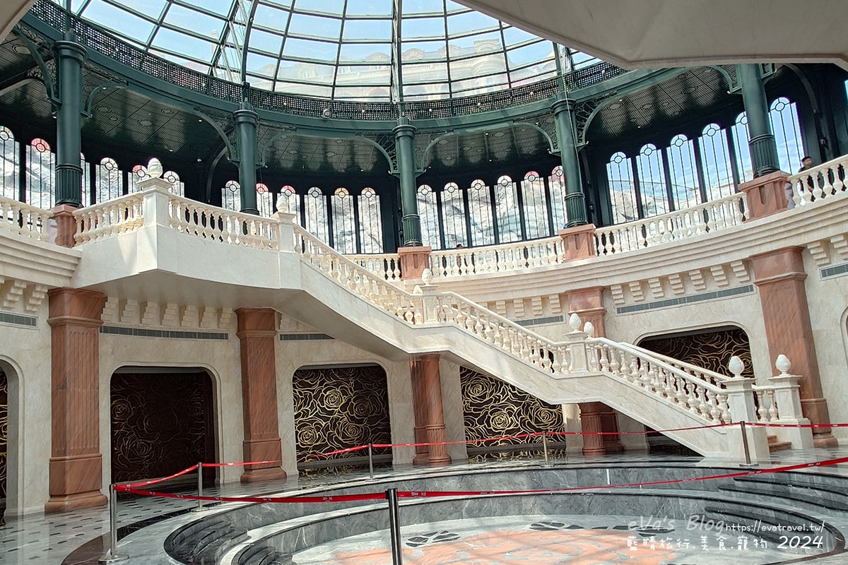 【越南旅遊】巴拿山 Ba Na Hills|法國村、黃金佛手橋、世界最長纜車,一座建在雲霧之上的空中樂園。越南景點 - 第59張圖 巴拿山歐式宮殿室內旋轉樓梯與拱形窗列,典雅古典建築風格