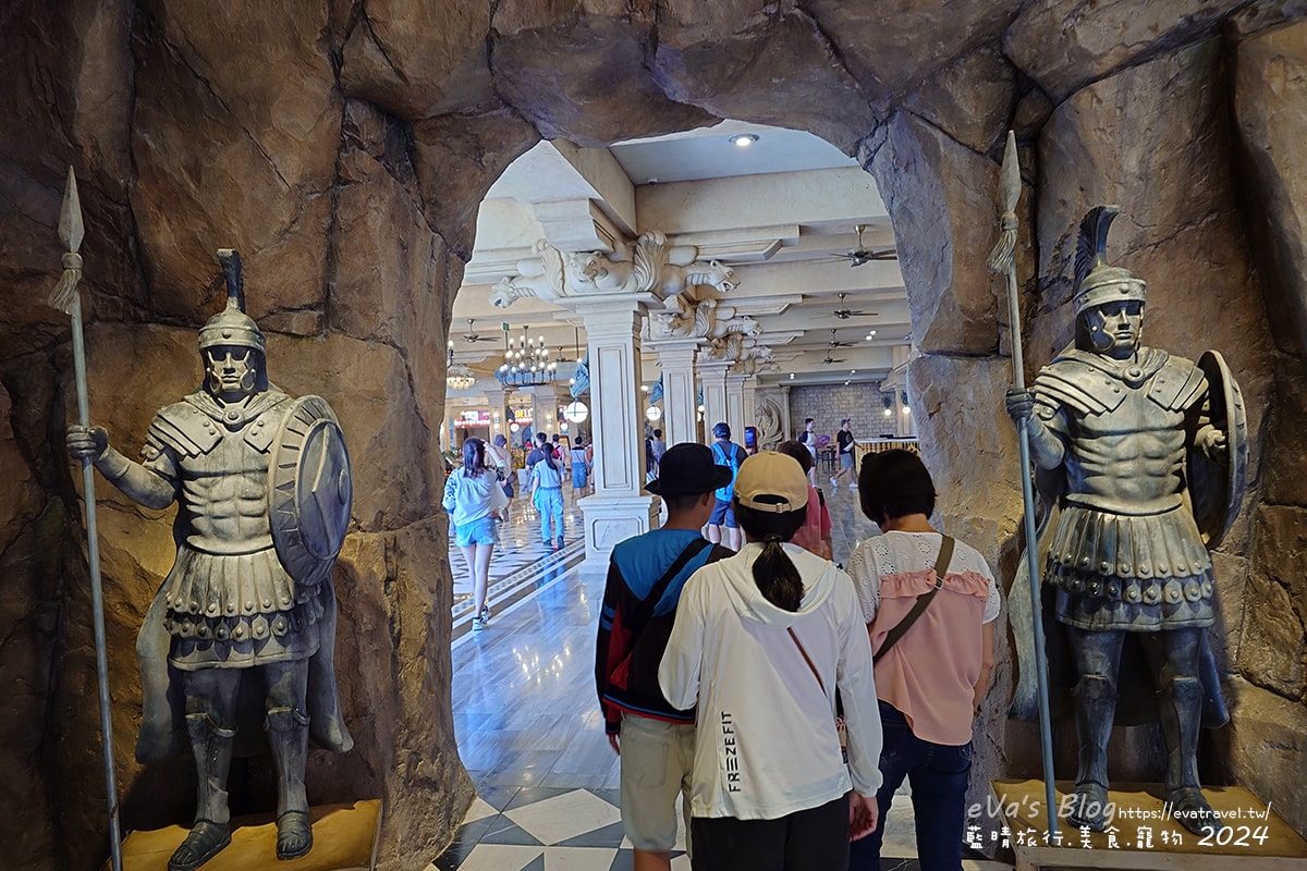 【越南旅遊】巴拿山 Ba Na Hills|法國村、黃金佛手橋、世界最長纜車,一座建在雲霧之上的空中樂園。越南景點 - 第77張圖 巴拿山月亮城堡石砌拱門與騎士盔甲裝飾