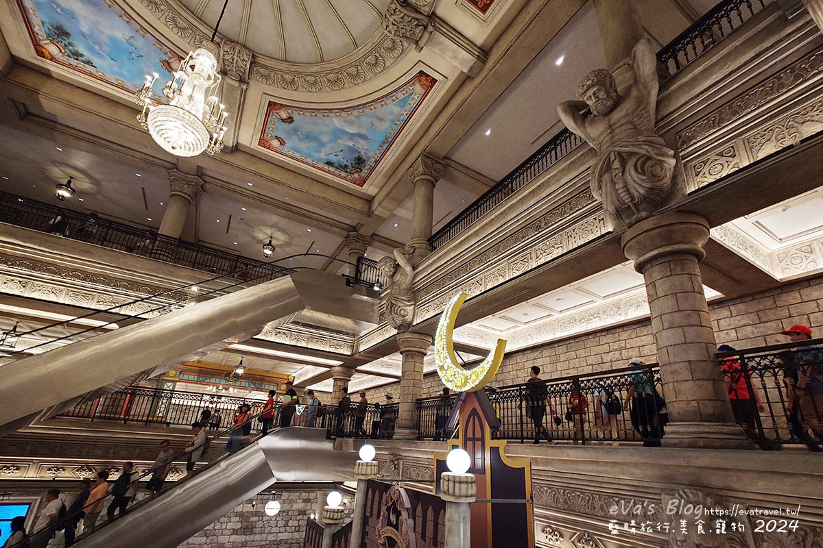 【越南旅遊】巴拿山 Ba Na Hills|法國村、黃金佛手橋、世界最長纜車,一座建在雲霧之上的空中樂園。越南景點 - 第76張圖 巴拿山月亮城堡內部,中世紀學院大廳風格,高挑華麗彩繪穹頂與水晶吊燈