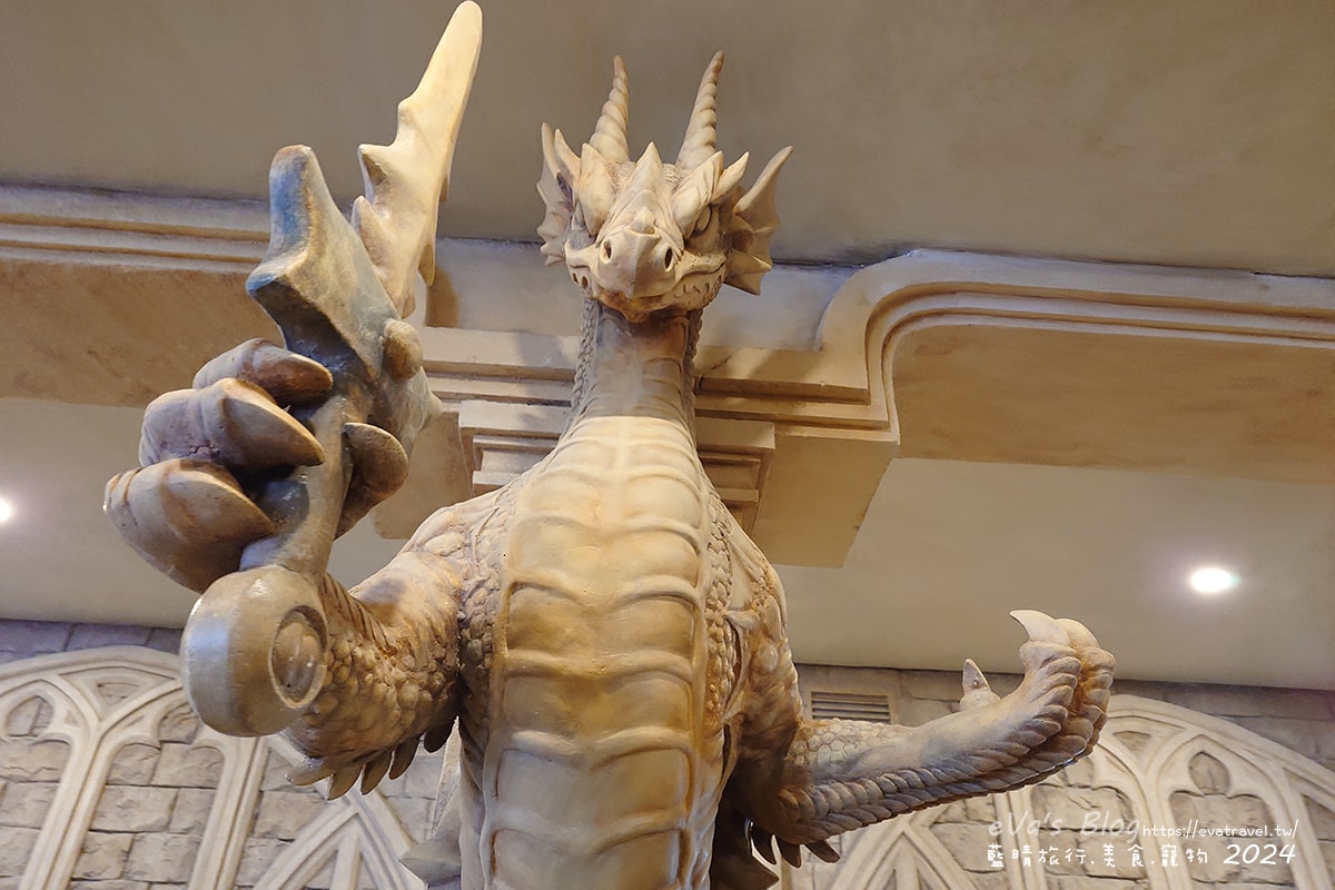 【越南旅遊】巴拿山 Ba Na Hills|法國村、黃金佛手橋、世界最長纜車,一座建在雲霧之上的空中樂園。越南景點 - 第86張圖 巴拿山月亮城堡巨龍雕像特寫