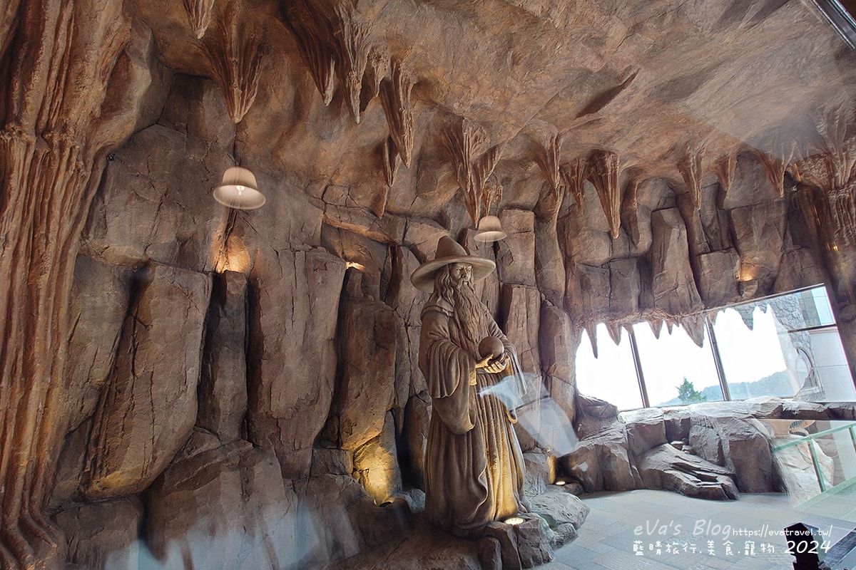 【越南旅遊】巴拿山 Ba Na Hills|法國村、黃金佛手橋、世界最長纜車,一座建在雲霧之上的空中樂園。越南景點 - 第87張圖 巴拿山登山小火車站內鄧不利多石像,手捧魔法球裝置
