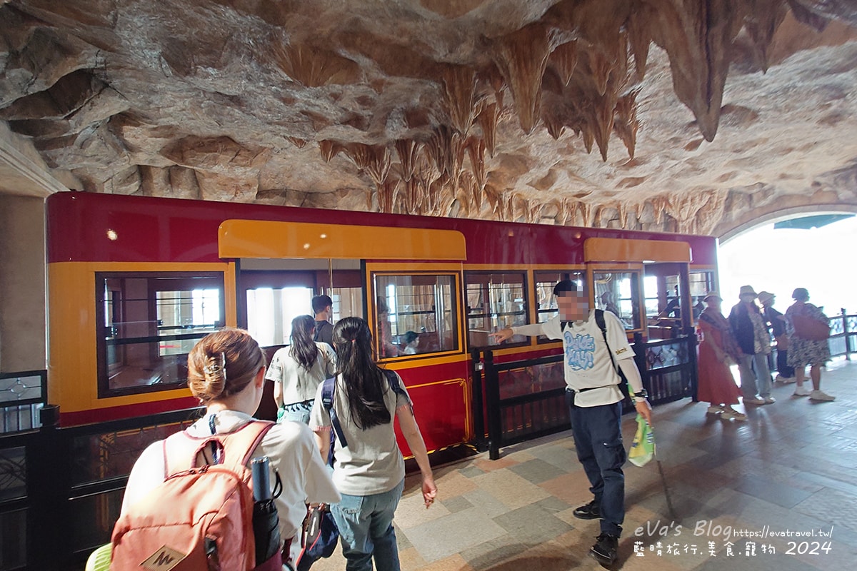 【越南旅遊】巴拿山 Ba Na Hills|法國村、黃金佛手橋、世界最長纜車,一座建在雲霧之上的空中樂園。越南景點 - 第84張圖 巴拿山園區登山小火車,沿途欣賞山林與城堡景觀