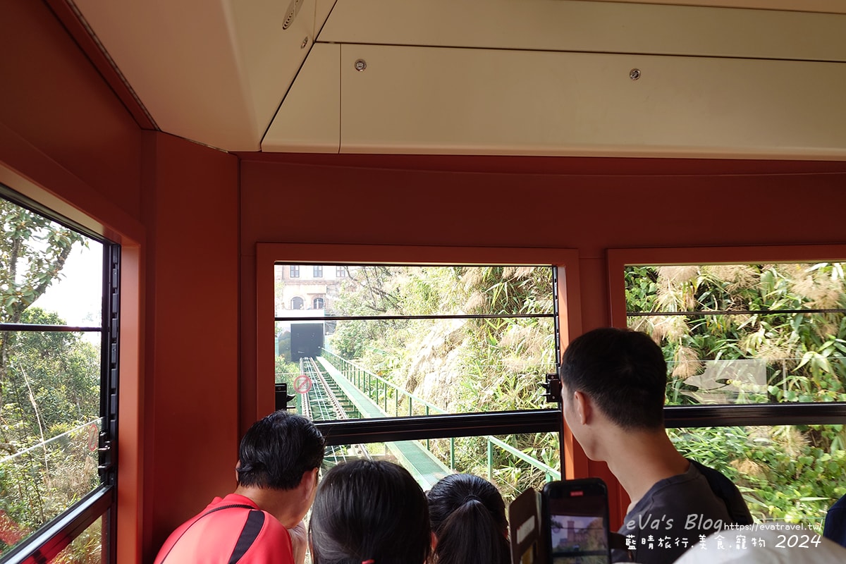 【越南旅遊】巴拿山 Ba Na Hills|法國村、黃金佛手橋、世界最長纜車,一座建在雲霧之上的空中樂園。越南景點 - 第85張圖 我們搭乘巴拿山登山小火車前往 A 層太陽之地(法國村)