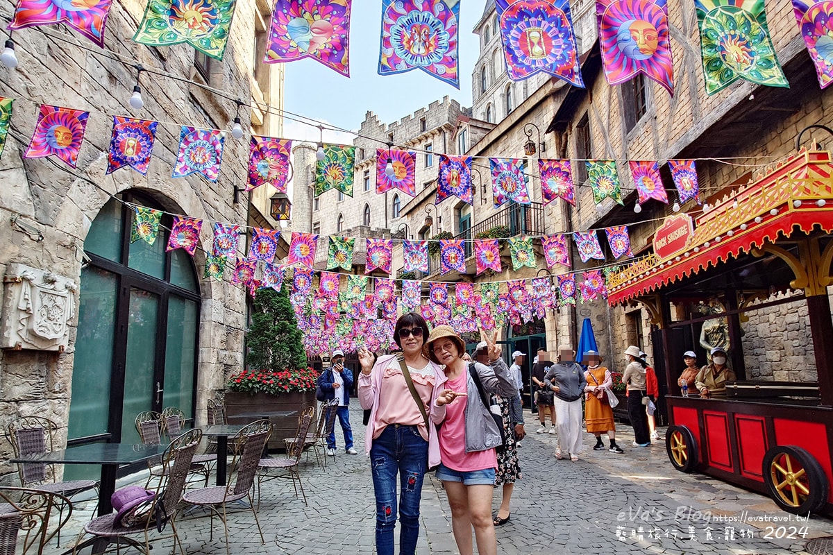 【越南旅遊】巴拿山 Ba Na Hills|法國村、黃金佛手橋、世界最長纜車,一座建在雲霧之上的空中樂園。越南景點 - 第111張圖 媽媽與阿姨在巴拿山法國村街道色彩繽紛旗幟下拍照
