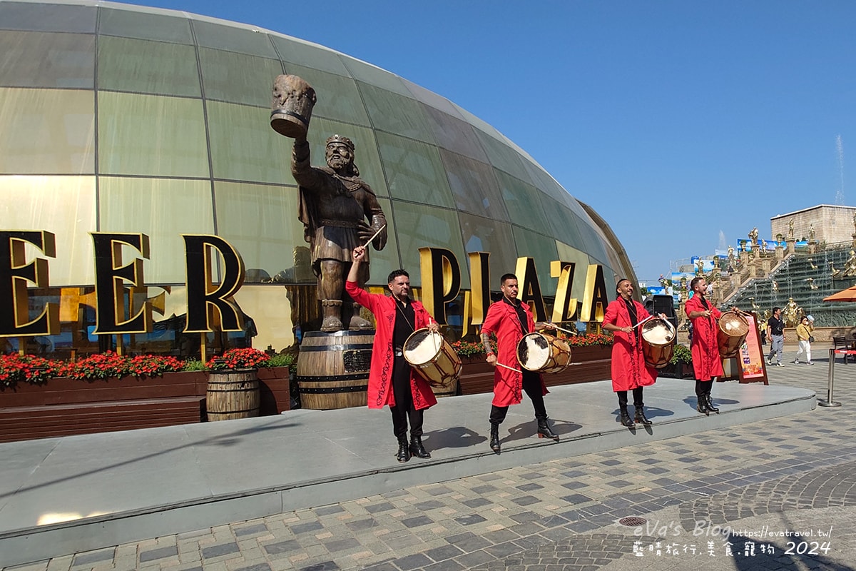 【越南旅遊】巴拿山 Ba Na Hills|法國村、黃金佛手橋、世界最長纜車,一座建在雲霧之上的空中樂園。越南景點 - 第119張圖 巴拿山啤酒廣場表演活動,鮮豔紅色服裝鼓樂表演團隊