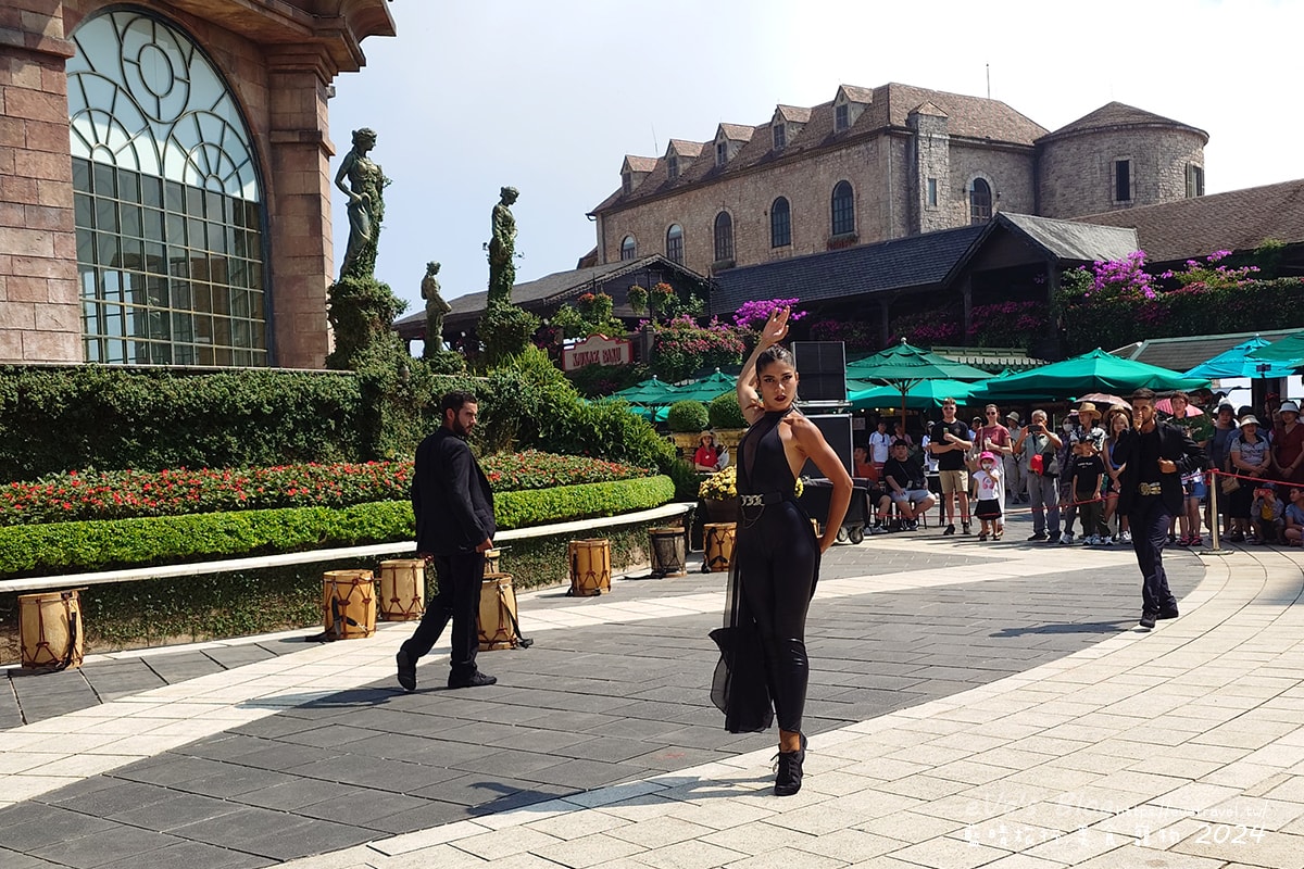 【越南旅遊】巴拿山 Ba Na Hills|法國村、黃金佛手橋、世界最長纜車,一座建在雲霧之上的空中樂園。越南景點 - 第97張圖 巴拿山法國村歐式廣場表演氛圍
