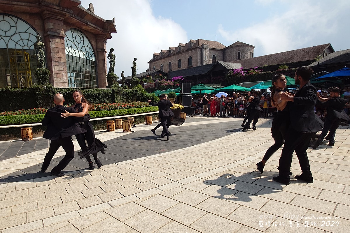 【越南旅遊】巴拿山 Ba Na Hills|法國村、黃金佛手橋、世界最長纜車,一座建在雲霧之上的空中樂園。越南景點 - 第98張圖 巴拿山法國村舞者表演,融合現代舞與嘉年華元素