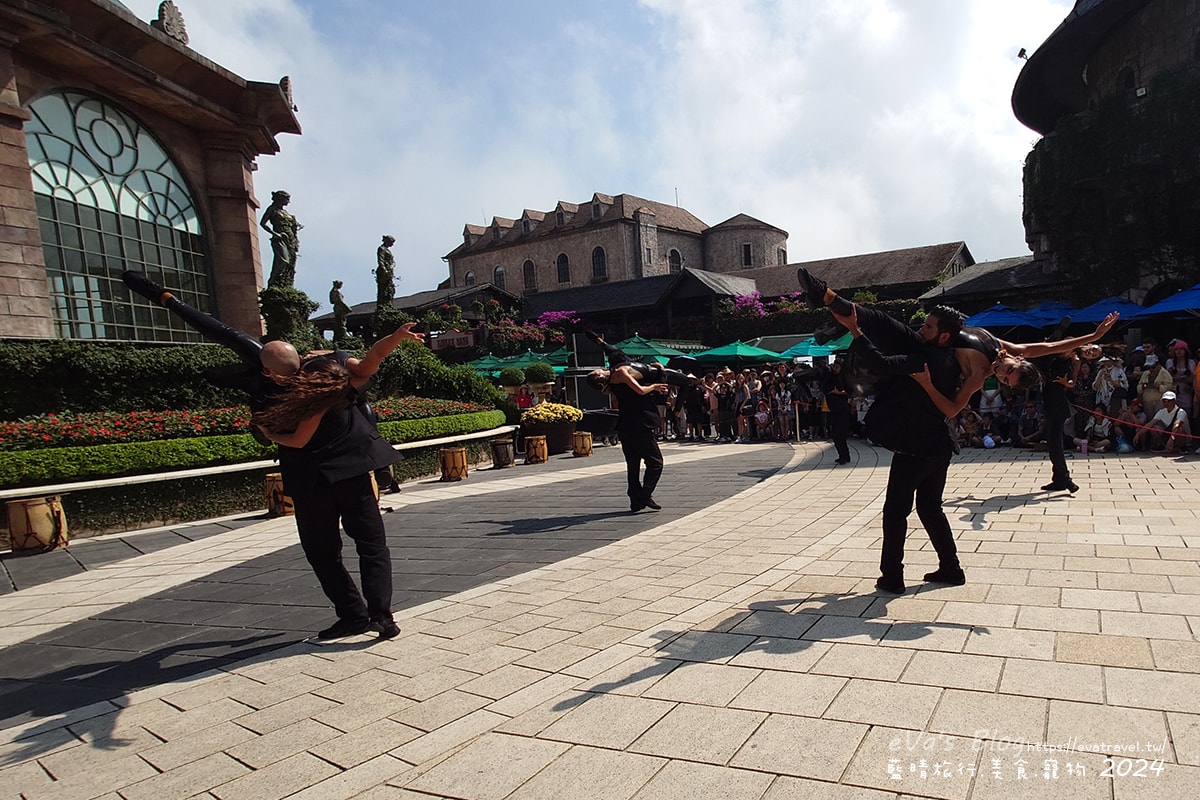 【越南旅遊】巴拿山 Ba Na Hills|法國村、黃金佛手橋、世界最長纜車,一座建在雲霧之上的空中樂園。越南景點 - 第99張圖 巴拿山法國村舞者表演特寫,男舞者將女舞者扛肩旋