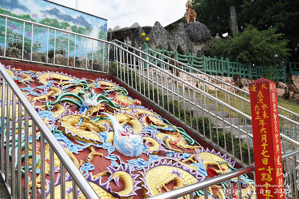 【高雄景點】石頭廟(田寮慈玄聖天宮)|石頭、貝殼、珊瑚打造的陸上龍宮奇景與感人建廟故事。高雄親子旅遊 - 第7張圖 石頭廟彩色立體龍雕|紅藍金色龍身盤旋,結合彩繪與雕塑藝術