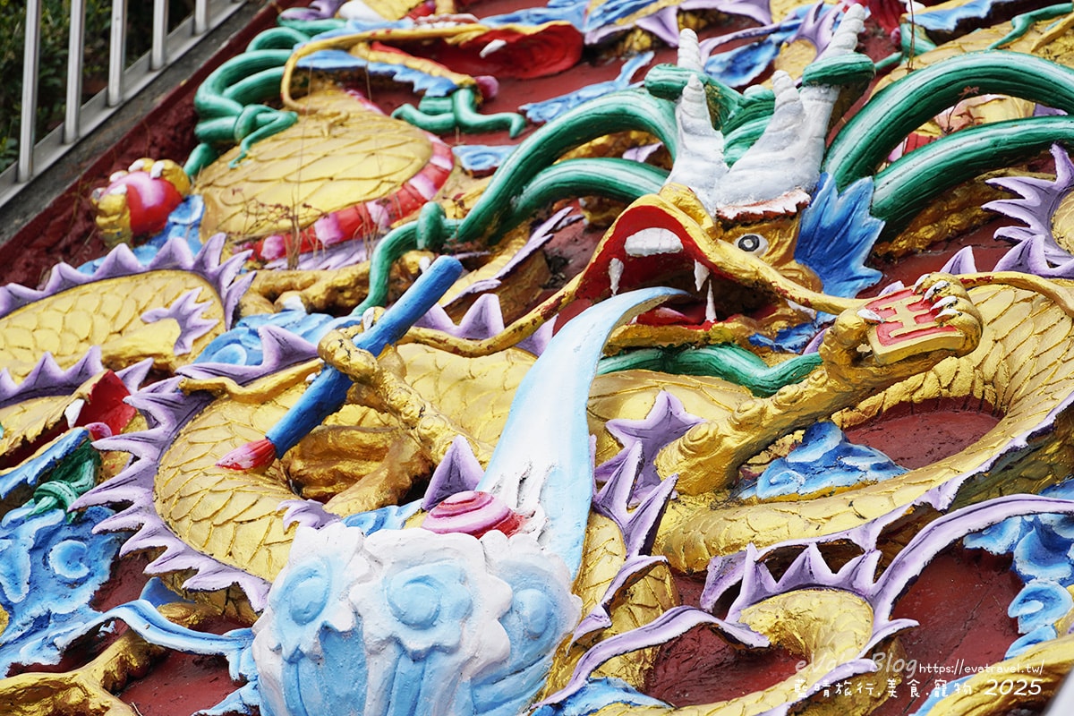 【高雄景點】石頭廟(田寮慈玄聖天宮)|石頭、貝殼、珊瑚打造的陸上龍宮奇景與感人建廟故事。高雄親子旅遊 - 第8張圖 立體雕塑工法展示|光影下石雕層次分明,高雄石頭廟藝術細節