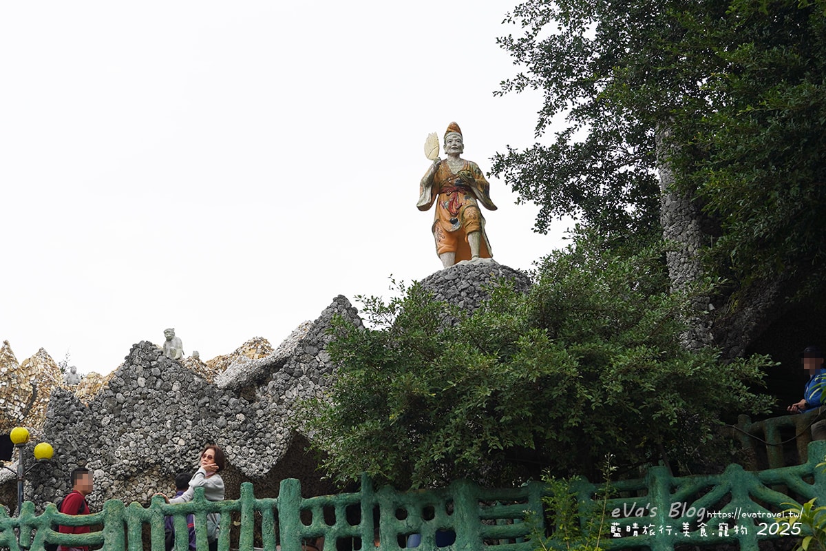 【高雄景點】石頭廟(田寮慈玄聖天宮)|石頭、貝殼、珊瑚打造的陸上龍宮奇景與感人建廟故事。高雄親子旅遊 - 第32張圖 另一側濟公活佛石像|破僧袍、手持蒲扇與酒葫蘆