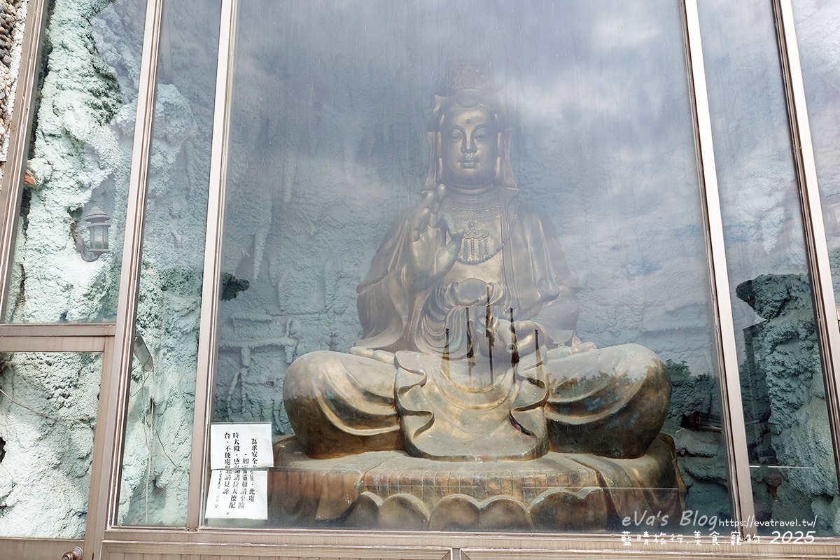 【高雄景點】石頭廟(田寮慈玄聖天宮)|石頭、貝殼、珊瑚打造的陸上龍宮奇景與感人建廟故事。高雄親子旅遊 - 第16張圖 巨型觀音佛祖銅像近拍|石頭廟宗教雕塑細節
