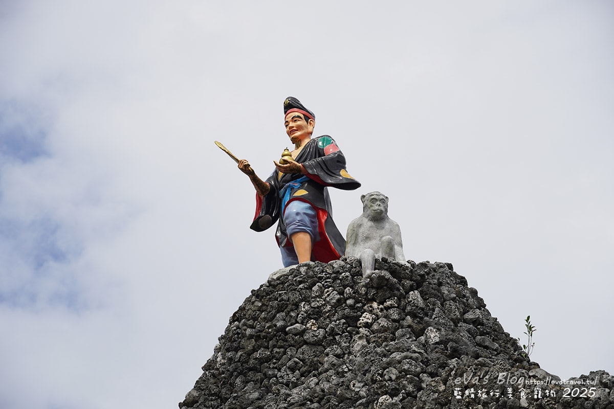 【高雄景點】石頭廟(田寮慈玄聖天宮)|石頭、貝殼、珊瑚打造的陸上龍宮奇景與感人建廟故事。高雄親子旅遊 - 第31張圖 濟公活佛石像與猴子石雕特寫