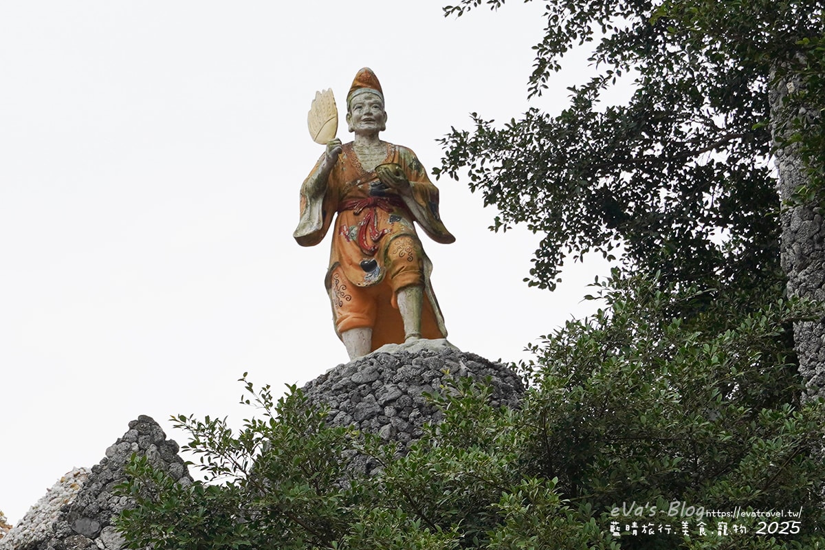 【高雄景點】石頭廟(田寮慈玄聖天宮)|石頭、貝殼、珊瑚打造的陸上龍宮奇景與感人建廟故事。高雄親子旅遊 - 第33張圖 濟公活佛手持蒲扇和酒葫蘆近拍|高雄特色廟宇