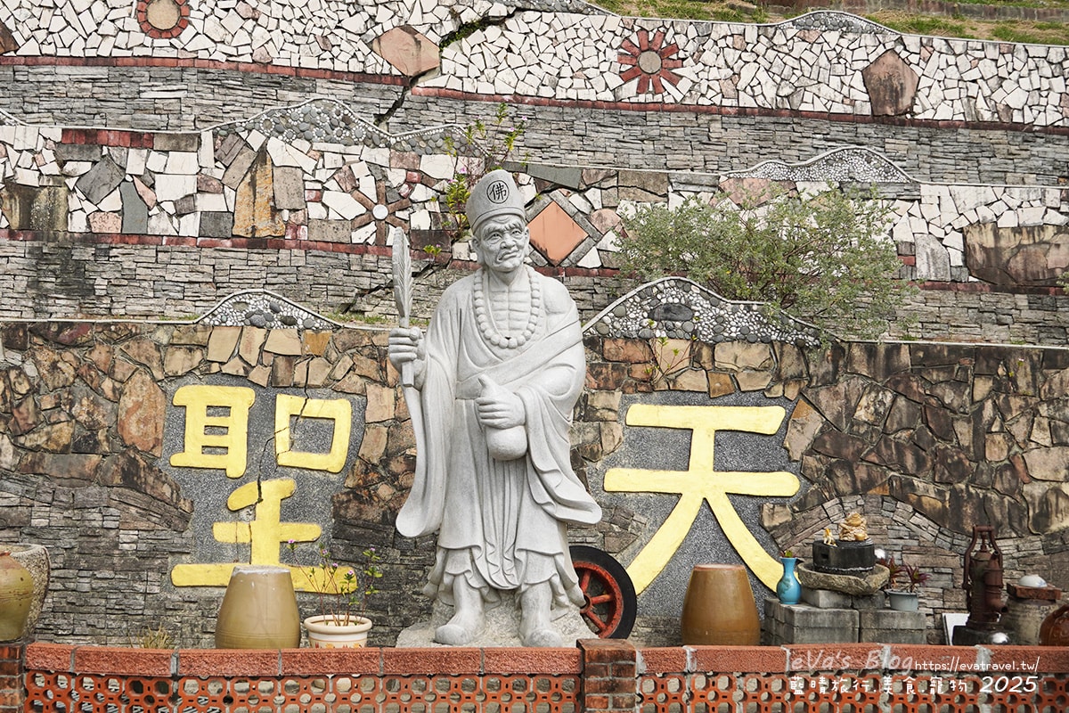 【高雄景點】石頭廟(田寮慈玄聖天宮)|石頭、貝殼、珊瑚打造的陸上龍宮奇景與感人建廟故事。高雄親子旅遊 - 第35張圖 濟公活佛石像手持蒲扇與酒葫蘆細節