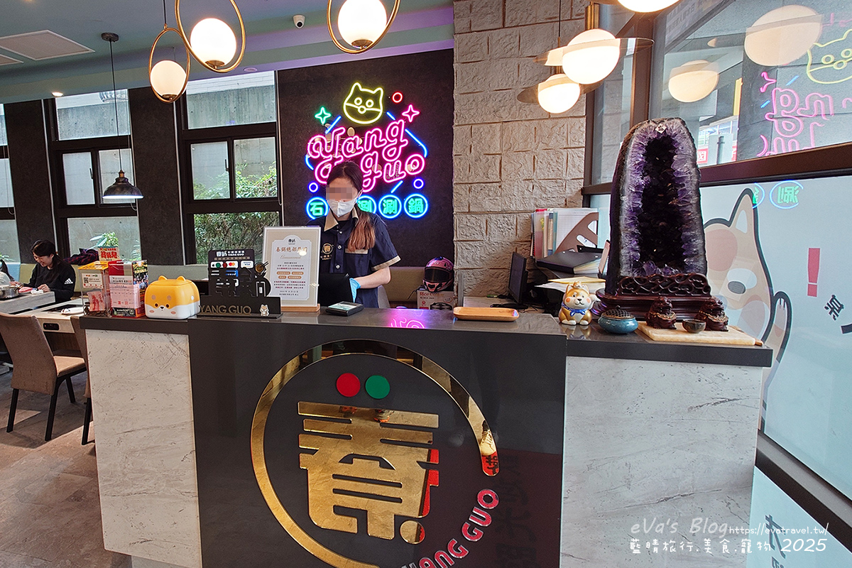 【台中火鍋】養鍋石頭涮涮鍋 南屯黎明店｜湯底選擇多樣、自助吧食材豐富、必吃阿嬤ㄟ古早雞。台中寵物友善餐廳