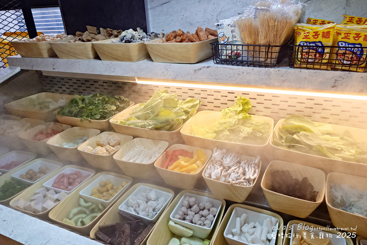 【台中火鍋】養鍋石頭涮涮鍋 南屯黎明店｜湯底選擇多樣、自助吧食材豐富、必吃阿嬤ㄟ古早雞。台中寵物友善餐廳
