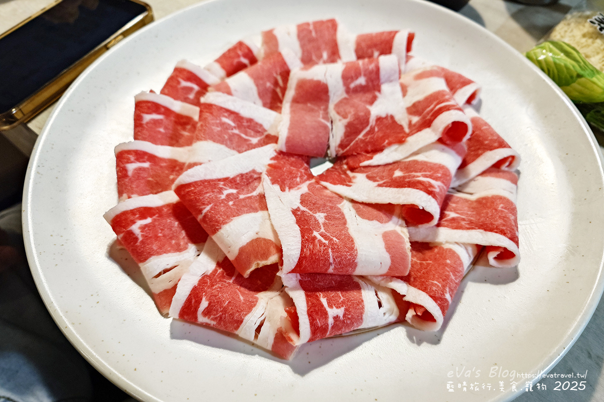 【台中火鍋】養鍋石頭涮涮鍋 南屯黎明店｜湯底選擇多樣、自助吧食材豐富、必吃阿嬤ㄟ古早雞。台中寵物友善餐廳